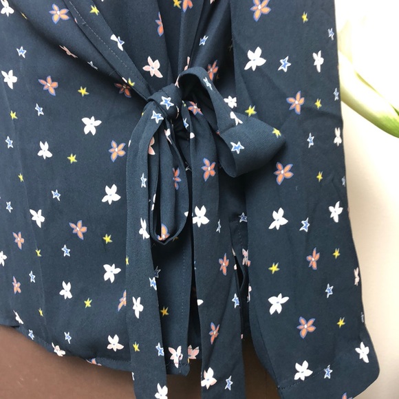 Finn & Grace Blue Floral Patterned Tie-Wrap Blouse Size M - Picture 4 of 6